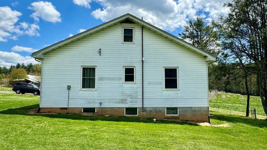 1060 Old Mill Road, Hillsville, VA 24343