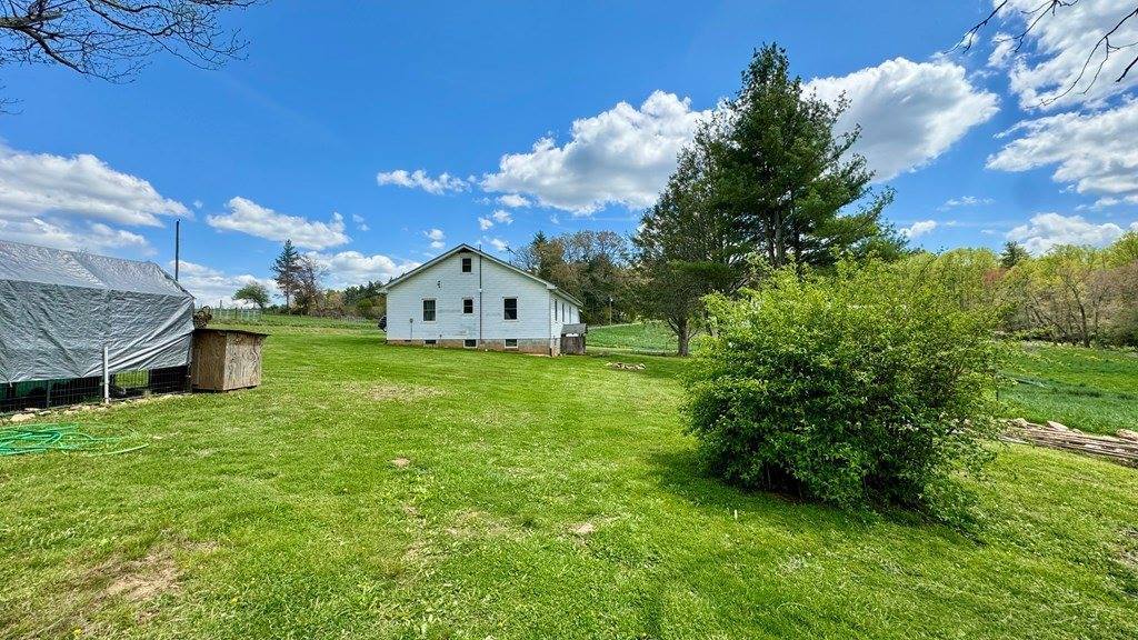 1060 Old Mill Road, Hillsville, VA 24343