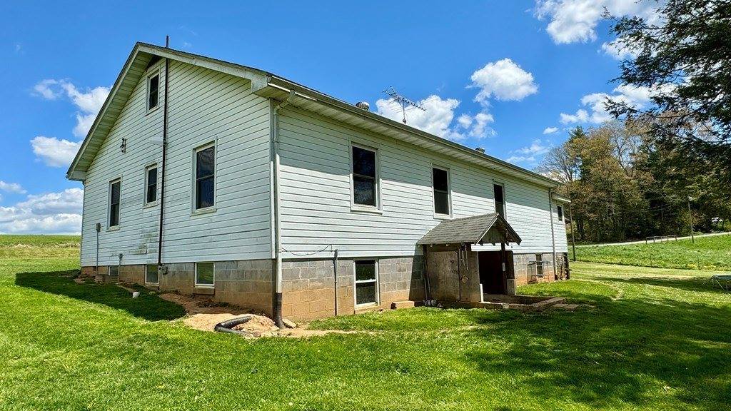 1060 Old Mill Road, Hillsville, VA 24343