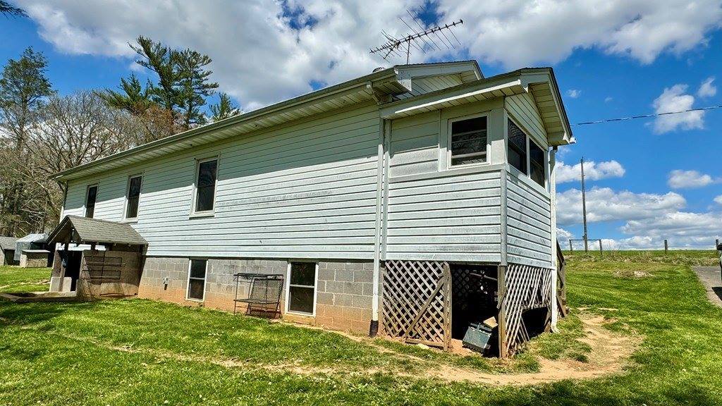 1060 Old Mill Road, Hillsville, VA 24343