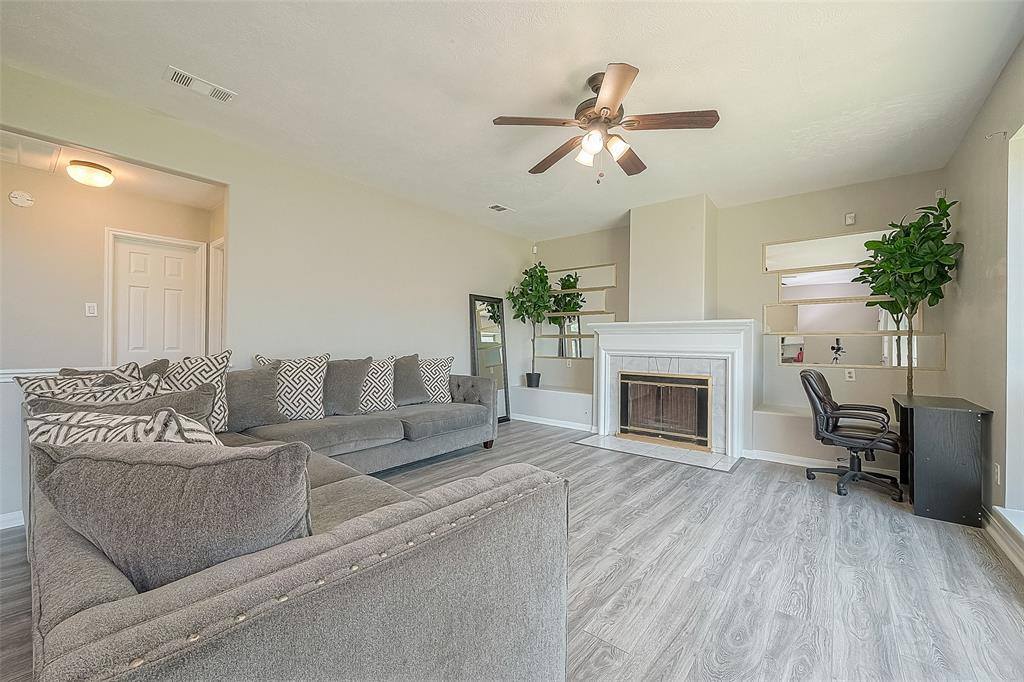 1915 Laurel Brook Lane, Houston, TX 77014