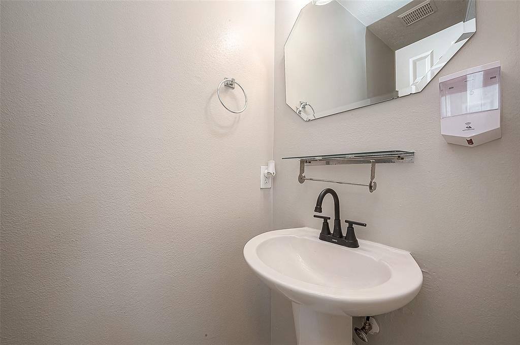 1915 Laurel Brook Lane, Houston, TX 77014