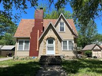 812 SE 27th St, Topeka, KS 66605