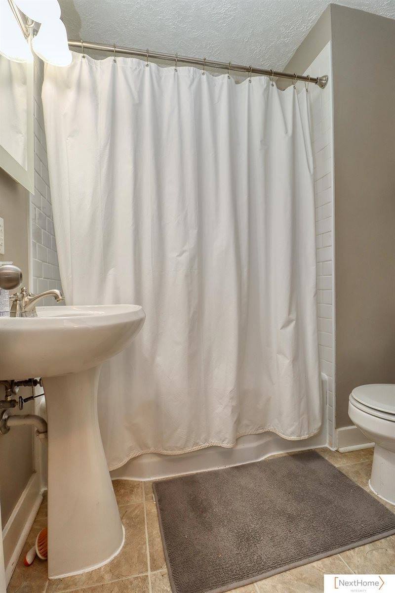 400 Frost Drive, Lincoln, NE 68510