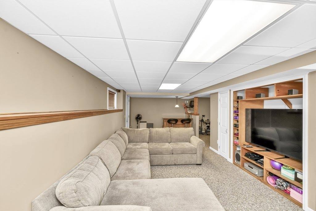 13 Pineview Rd, Dudley, MA 01571