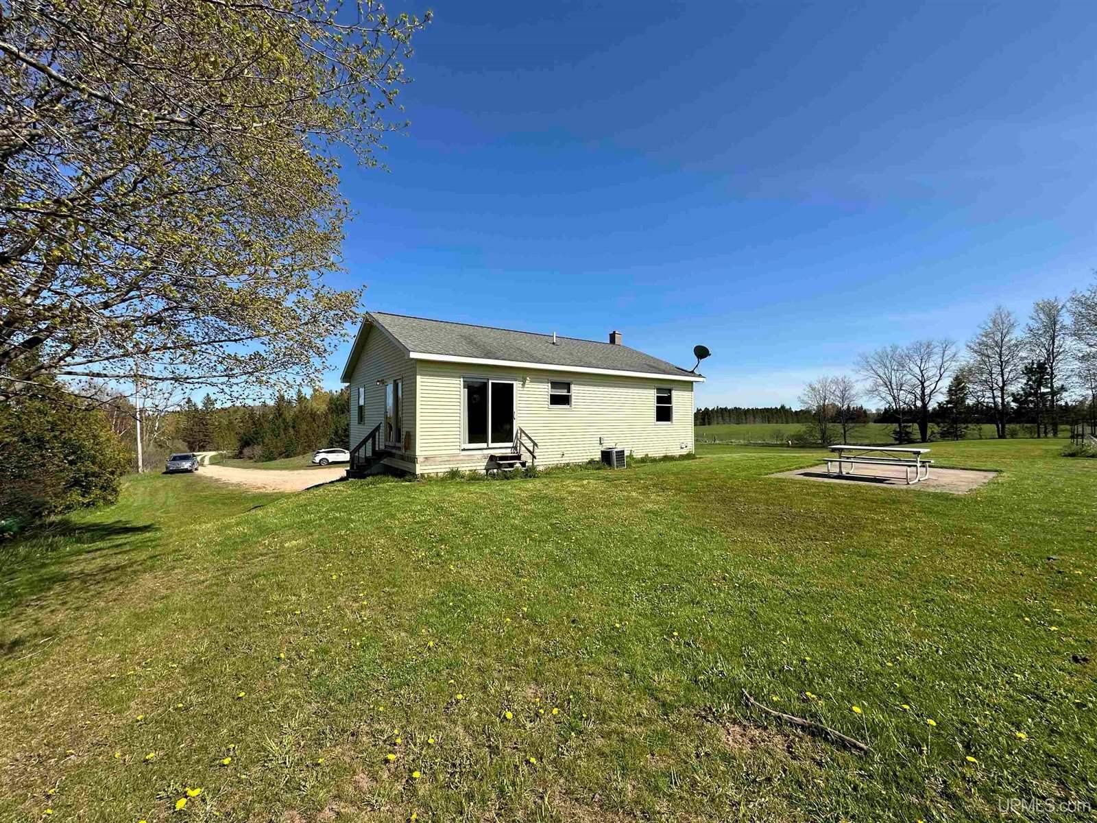 5583 Hallstrom Road, Rumely, MI 49826