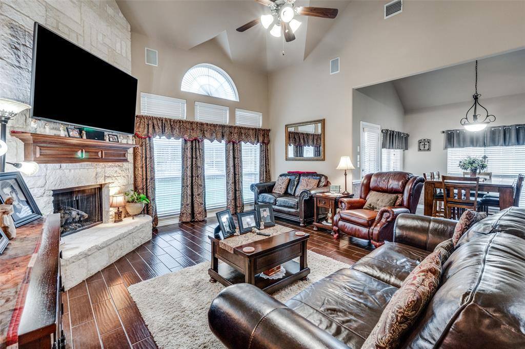 916 Sunrise Drive, Kennedale, TX 76060