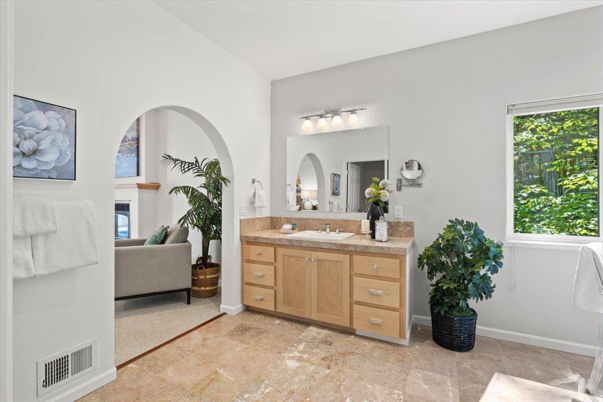 13511 North Meadow View Drive, Grass Valley, CA 95945