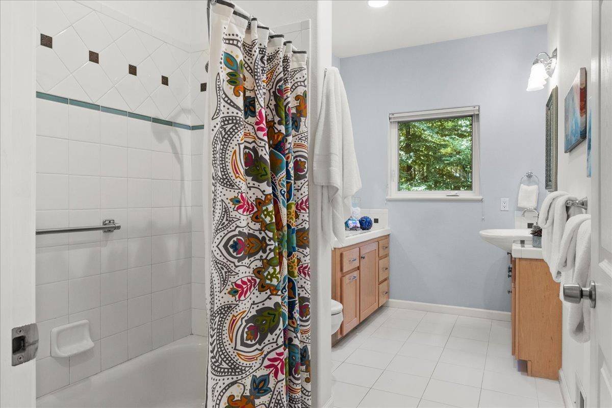 13511 North Meadow View Drive, Grass Valley, CA 95945