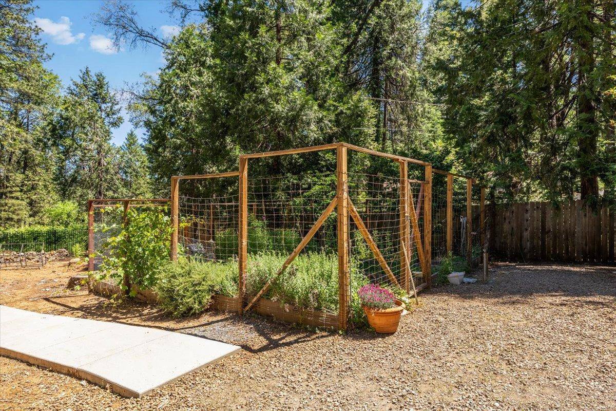 13511 North Meadow View Drive, Grass Valley, CA 95945