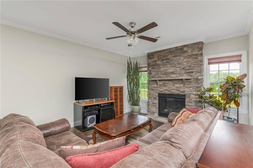 8751 Drummond Estates Drive, Kernersville, NC 27284