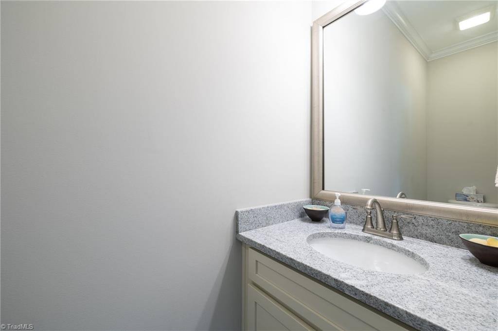 8751 Drummond Estates Drive, Kernersville, NC 27284