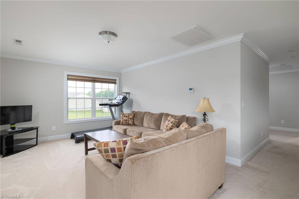 8751 Drummond Estates Drive, Kernersville, NC 27284