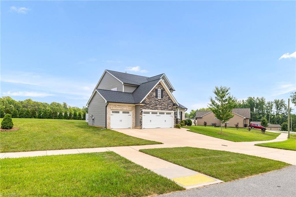 8751 Drummond Estates Drive, Kernersville, NC 27284