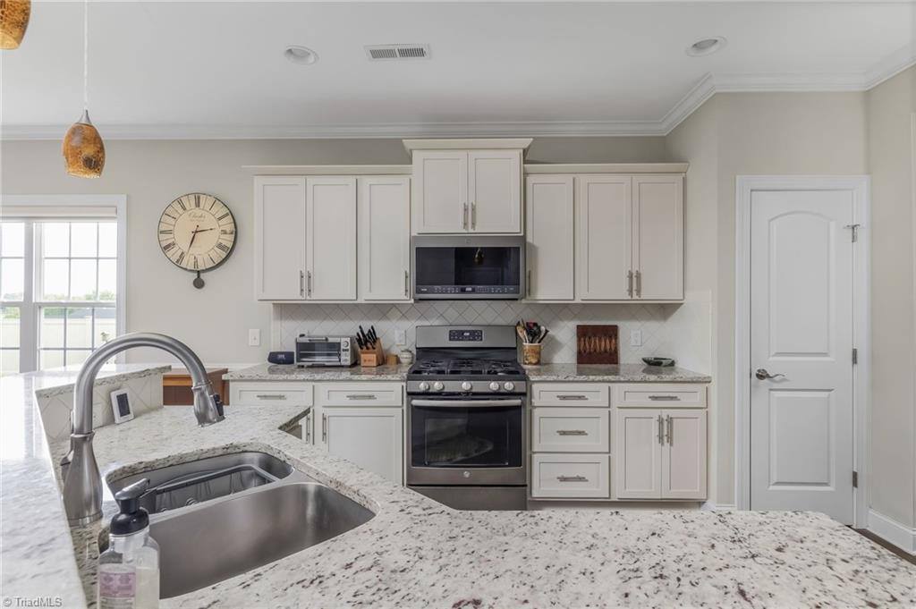 8751 Drummond Estates Drive, Kernersville, NC 27284