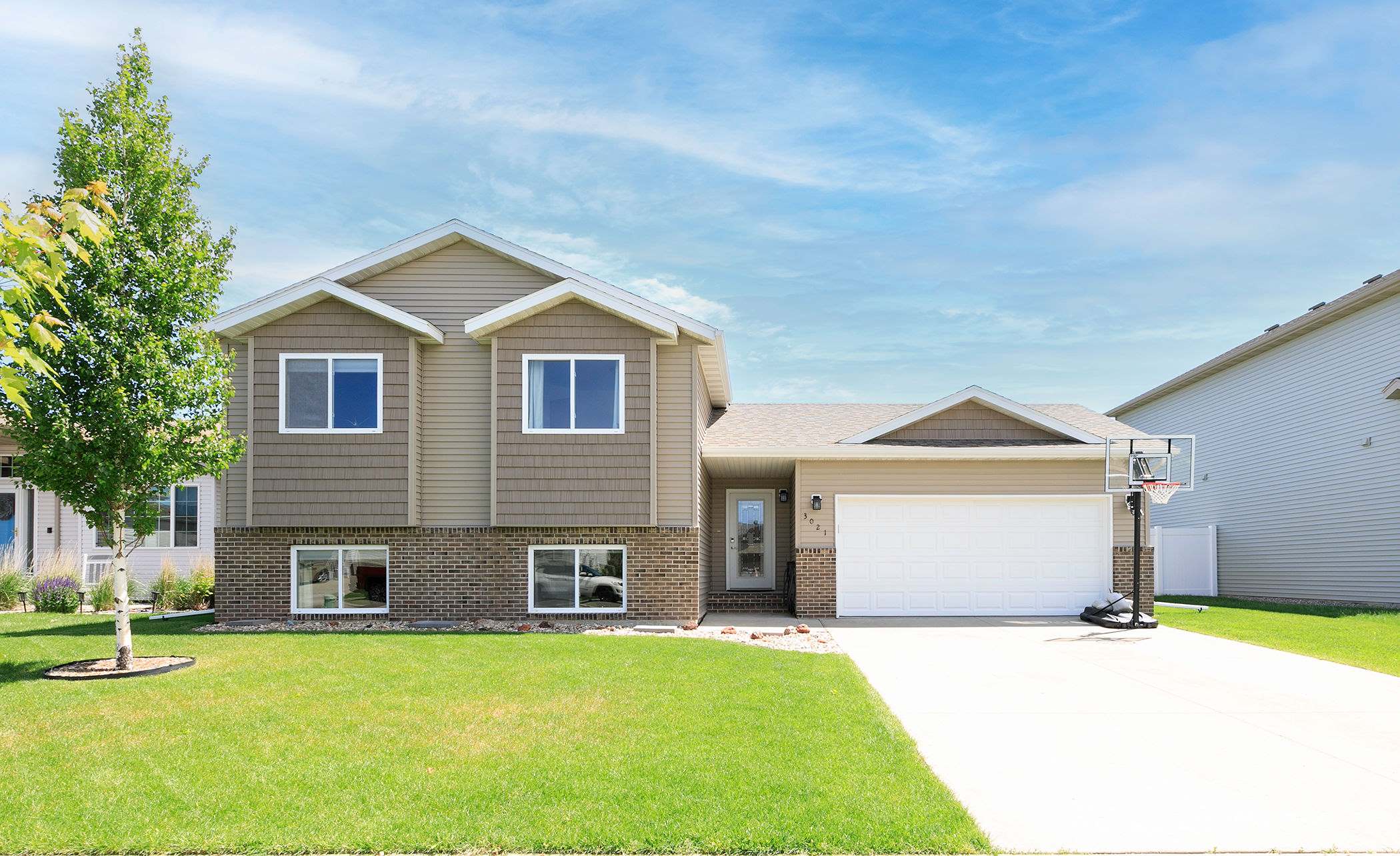 3021 Ridge Dr E, West Fargo, ND 58078