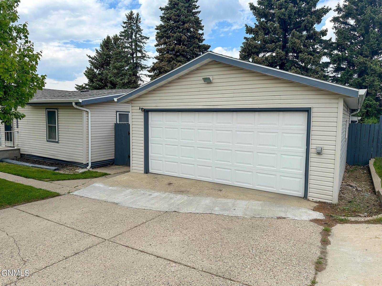 4200 Arlington Drive North, Bismarck, ND 58503