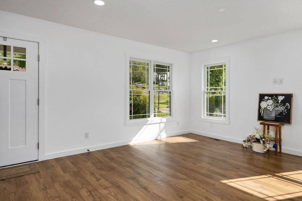 1221 S Delphine Ave, Waynesboro, VA 22980