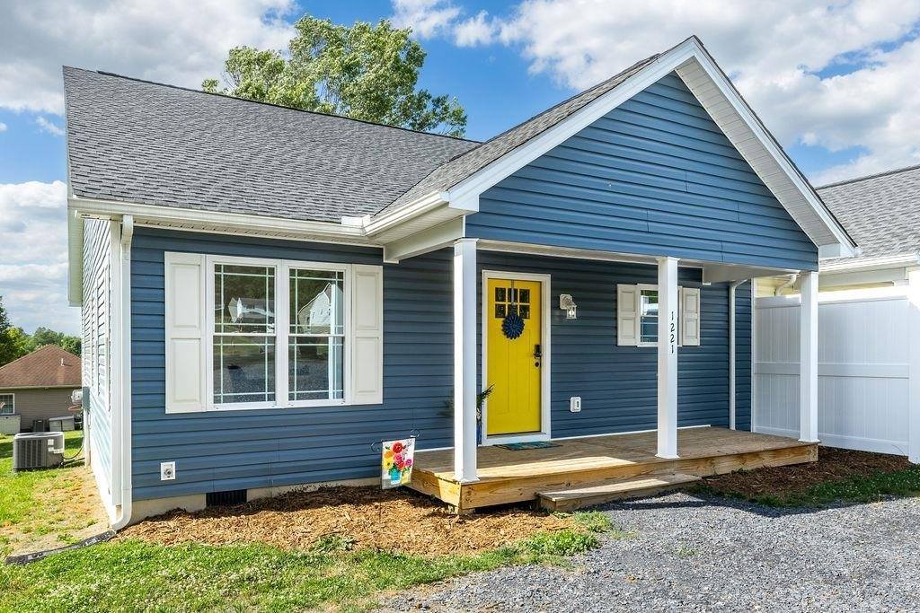 1221 S Delphine Ave, Waynesboro, VA 22980