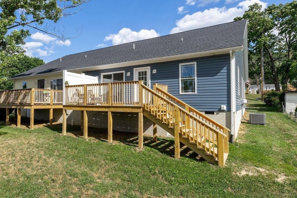 1221 S Delphine Ave, Waynesboro, VA 22980