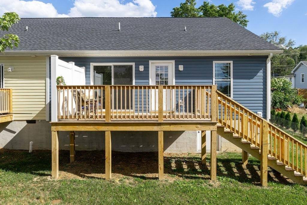 1221 S Delphine Ave, Waynesboro, VA 22980