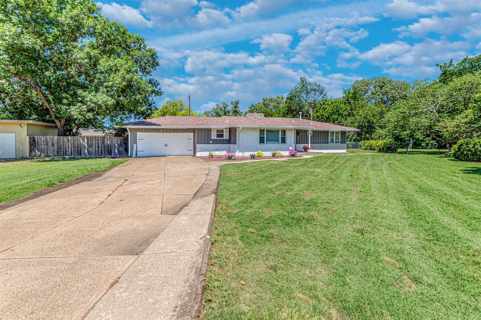 654 Rockview Road, Salina, KS 67401