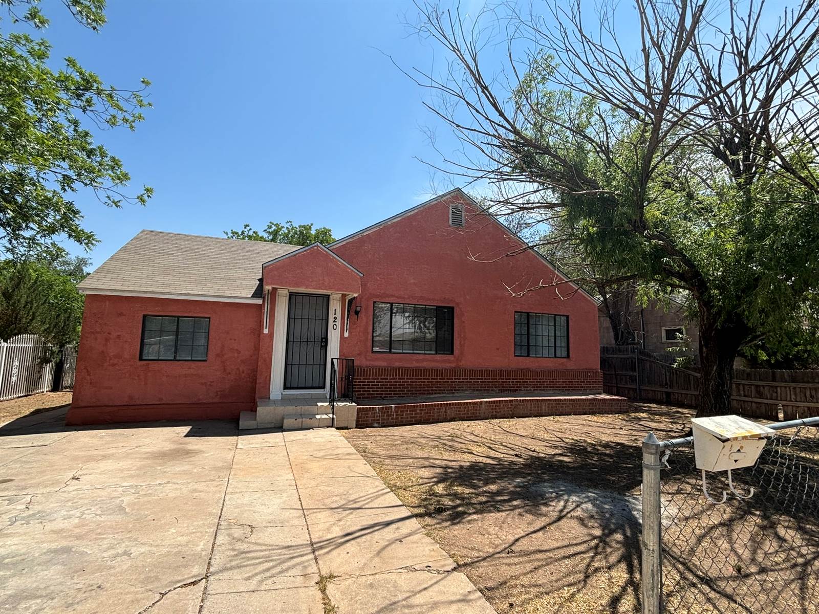 120 Pear St, Roswell, NM 88201