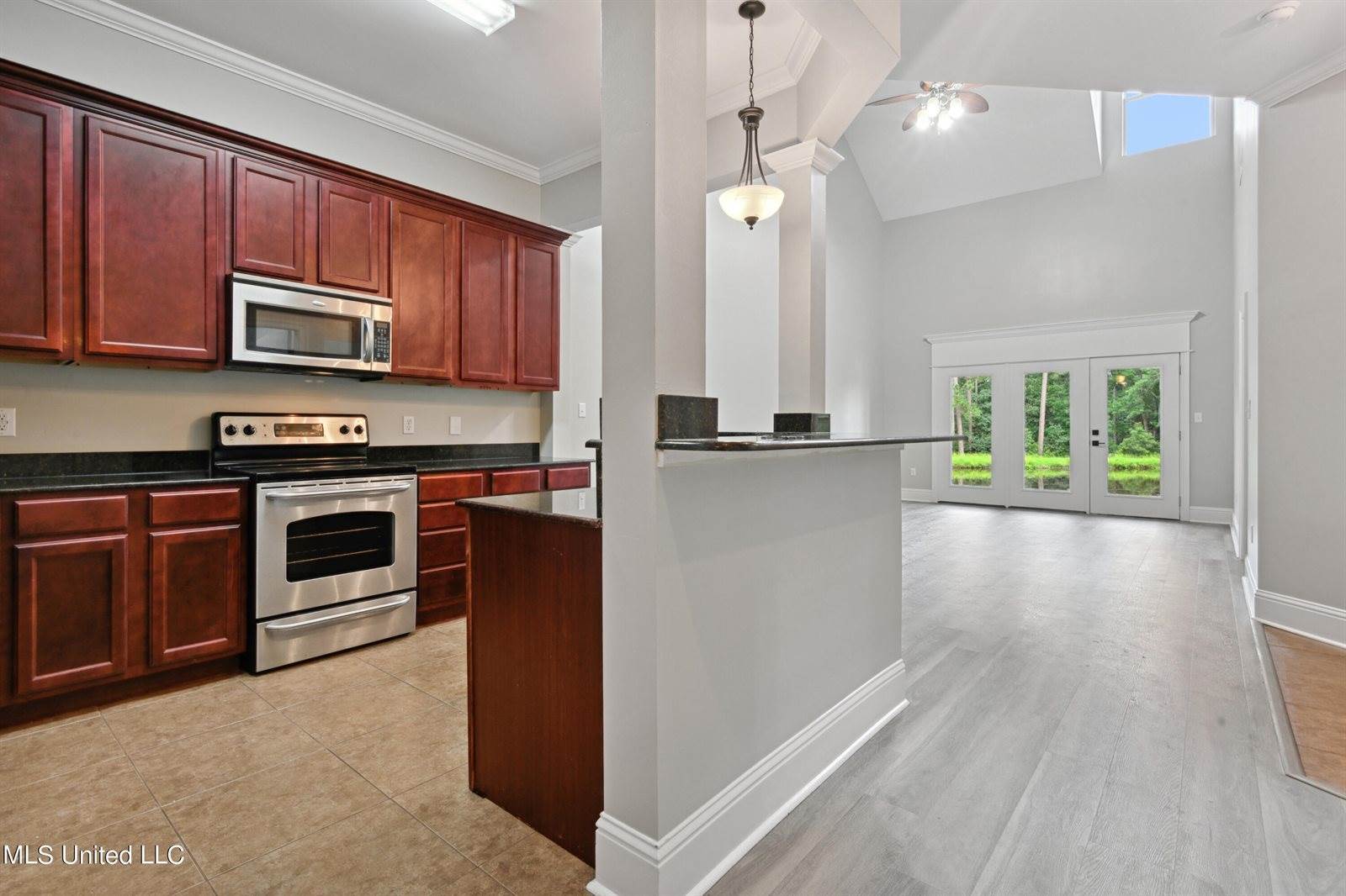 313 Capri Place, Ocean Springs, MS 39564