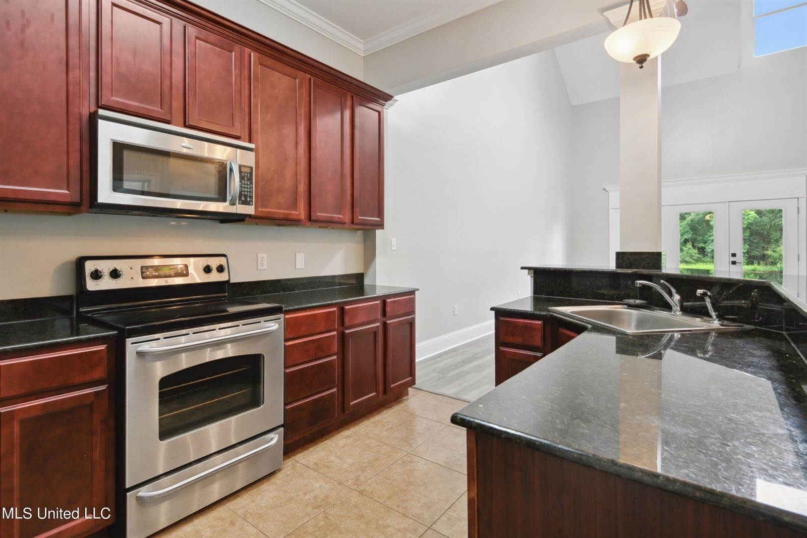 313 Capri Place, Ocean Springs, MS 39564