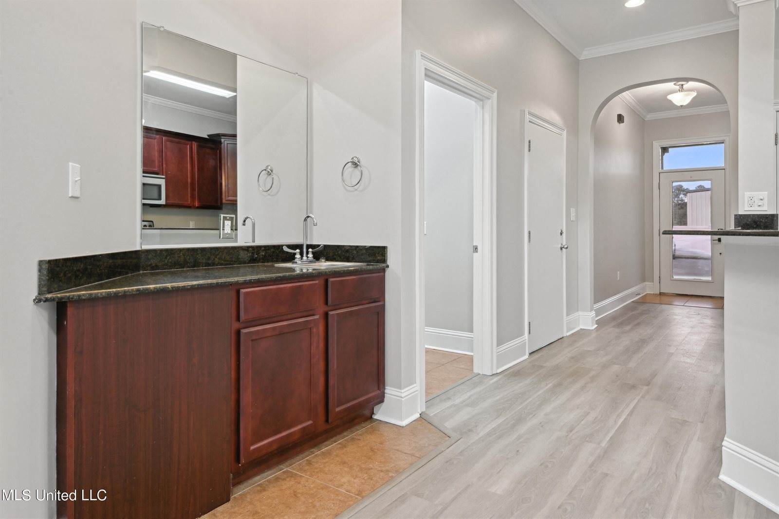 313 Capri Place, Ocean Springs, MS 39564