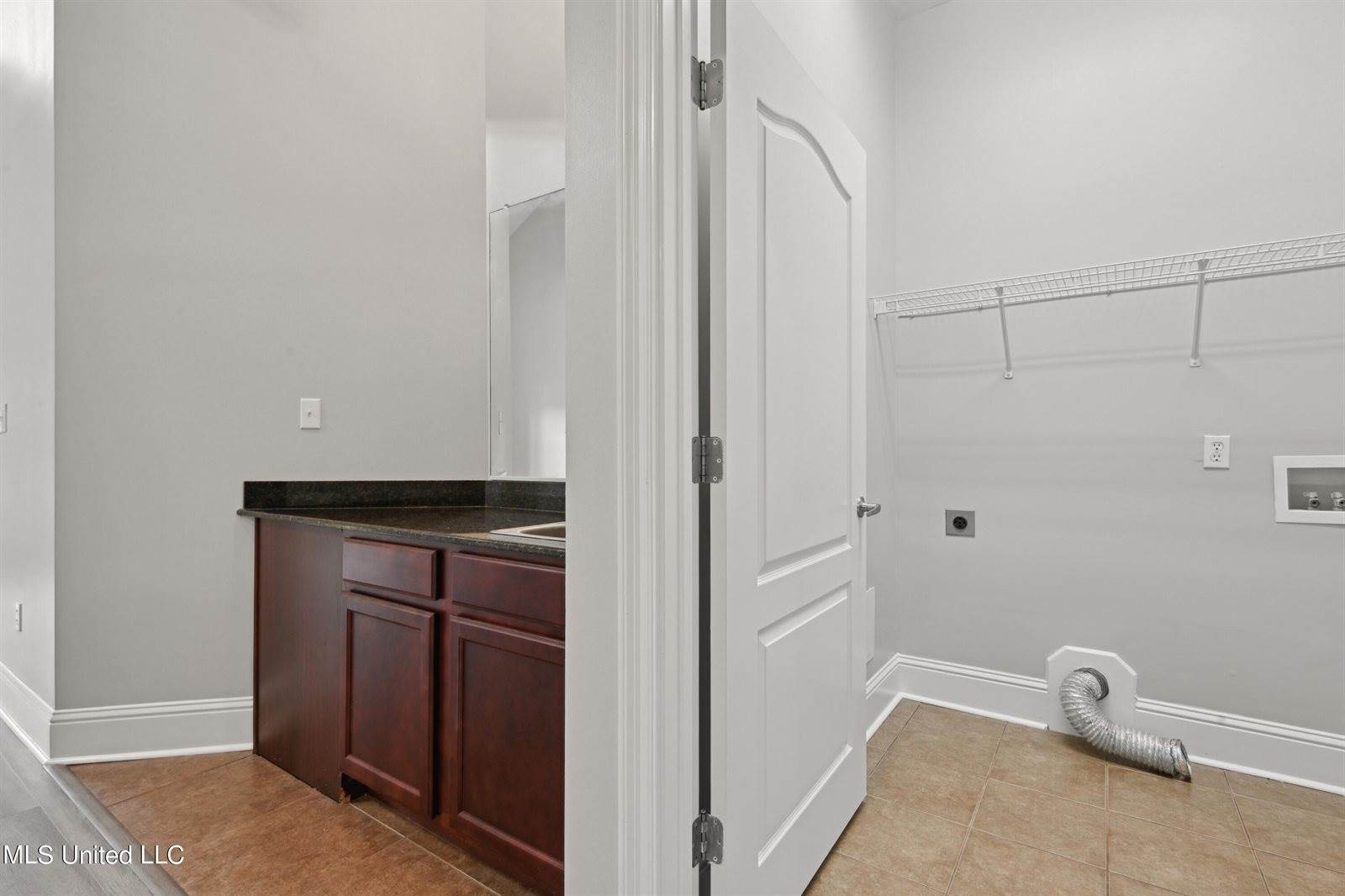 313 Capri Place, Ocean Springs, MS 39564