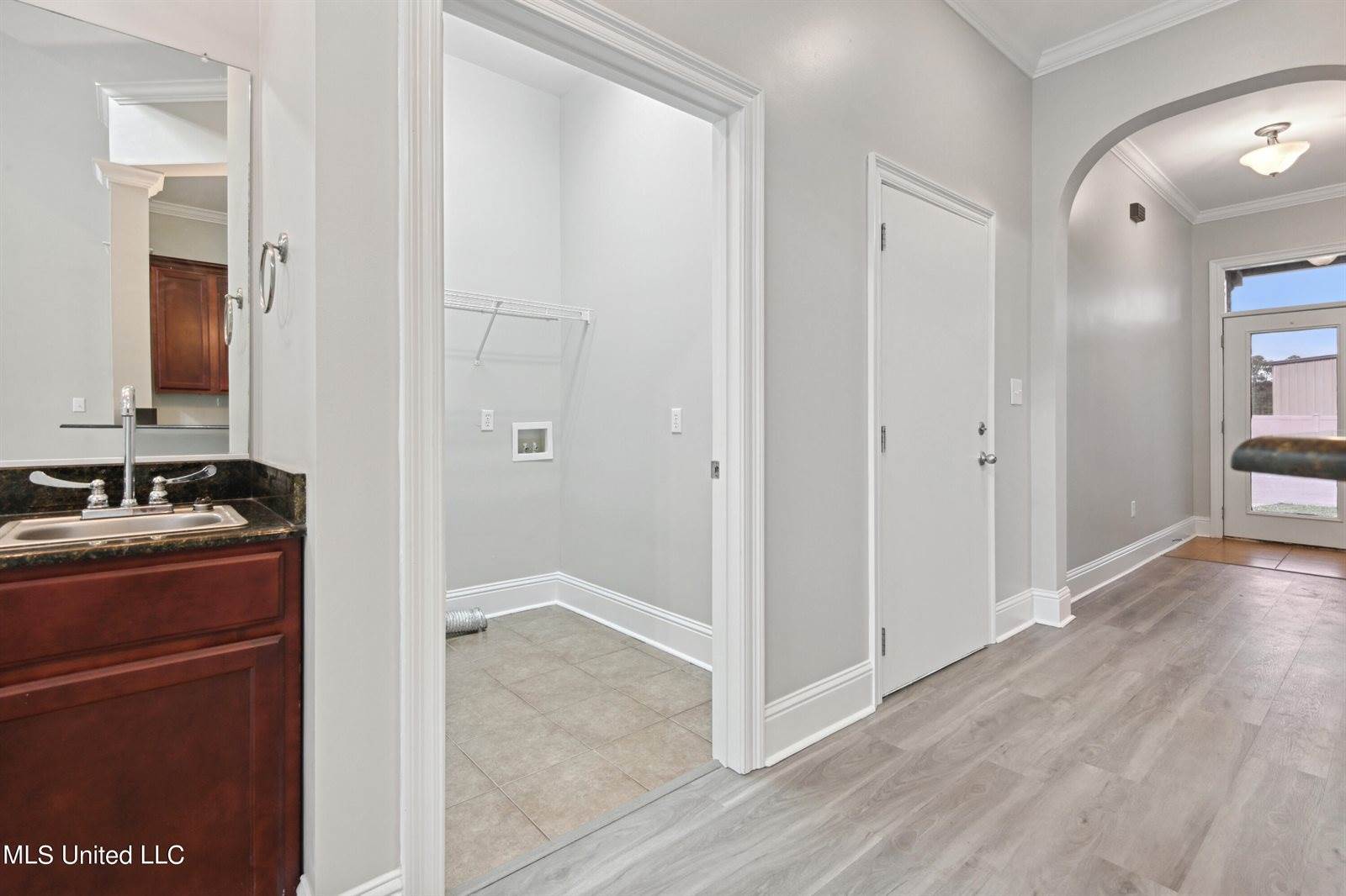 313 Capri Place, Ocean Springs, MS 39564