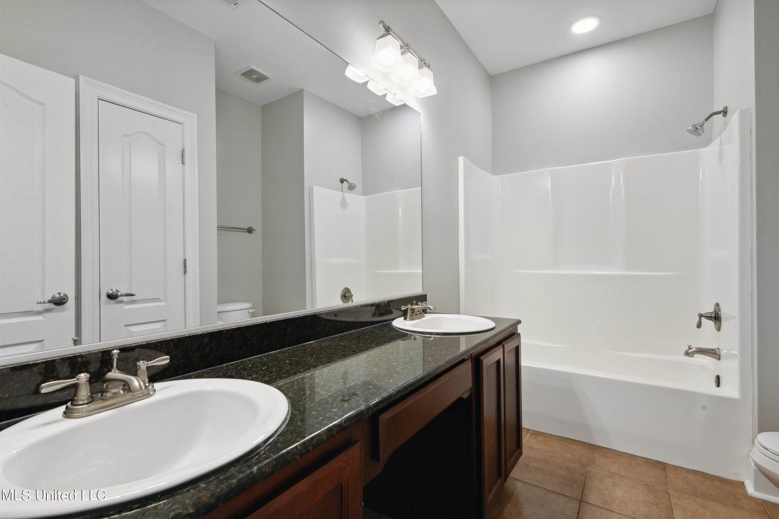 313 Capri Place, Ocean Springs, MS 39564