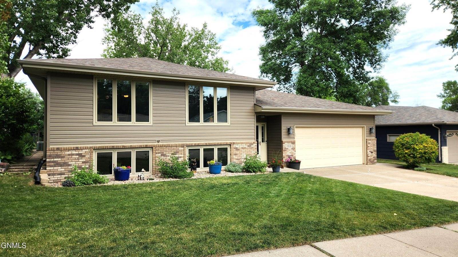 1816 Heritage Avenue, Bismarck, ND 58501