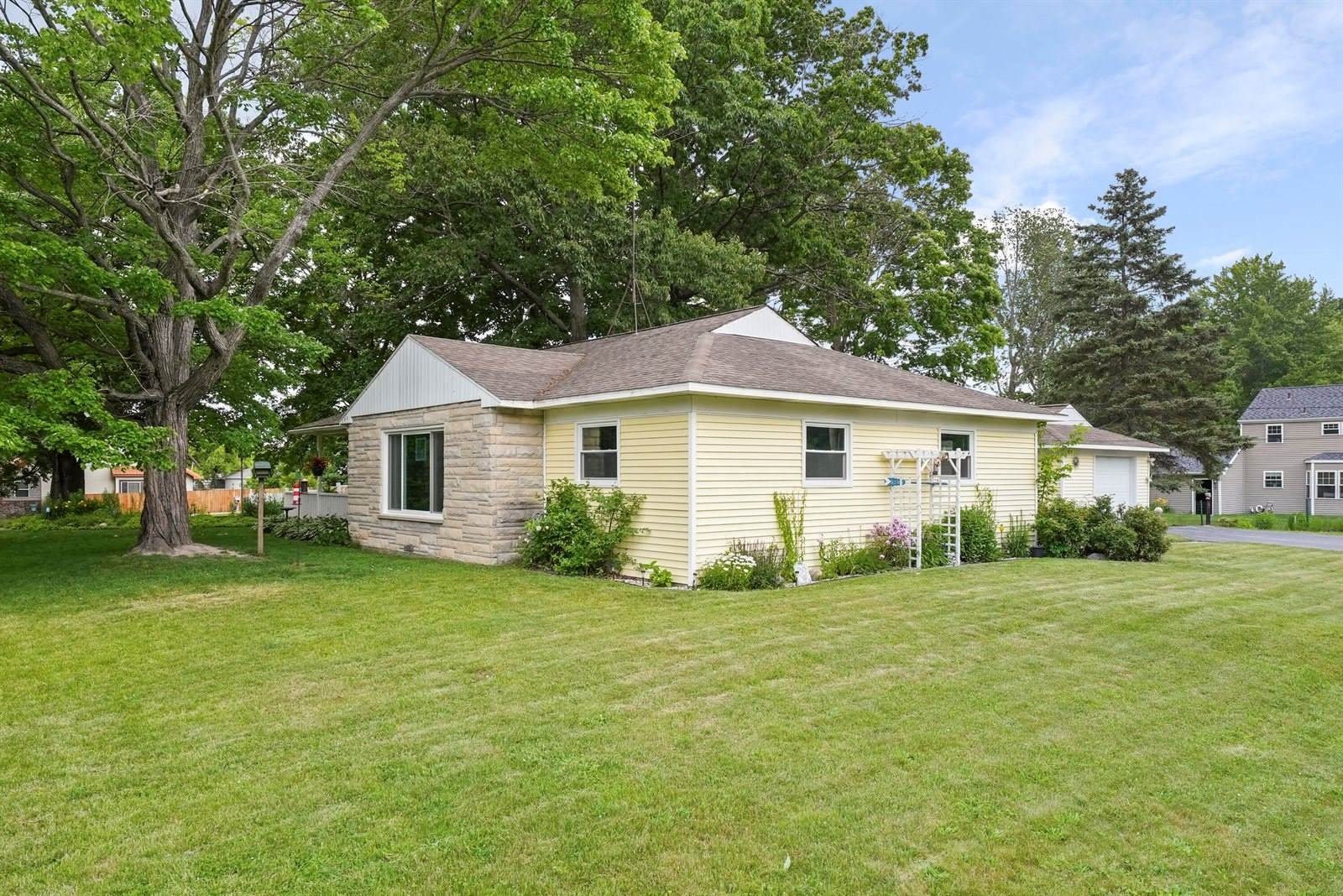 303 Flora Avenue, Houghton Lake, MI 48629