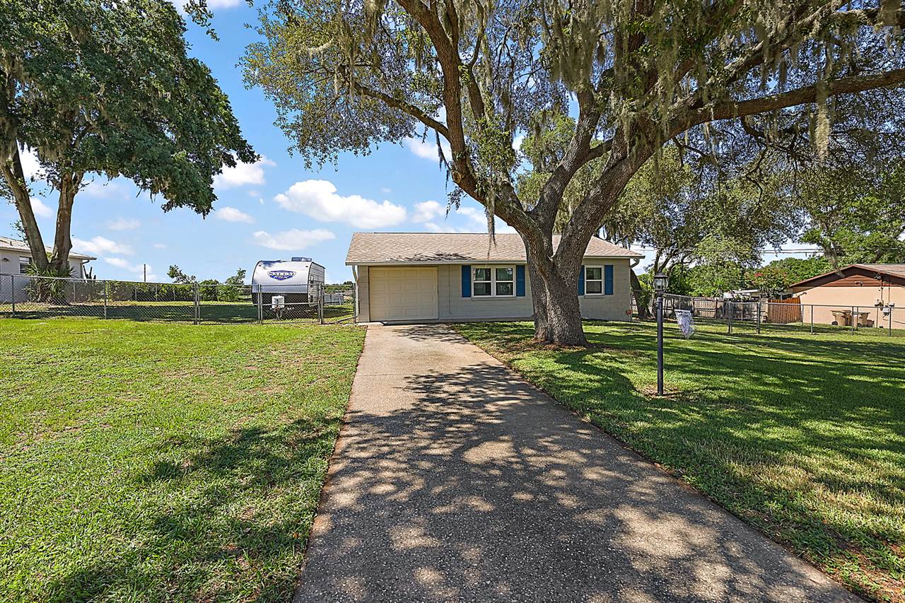 13814 Adams St, Grand Island, FL 32735