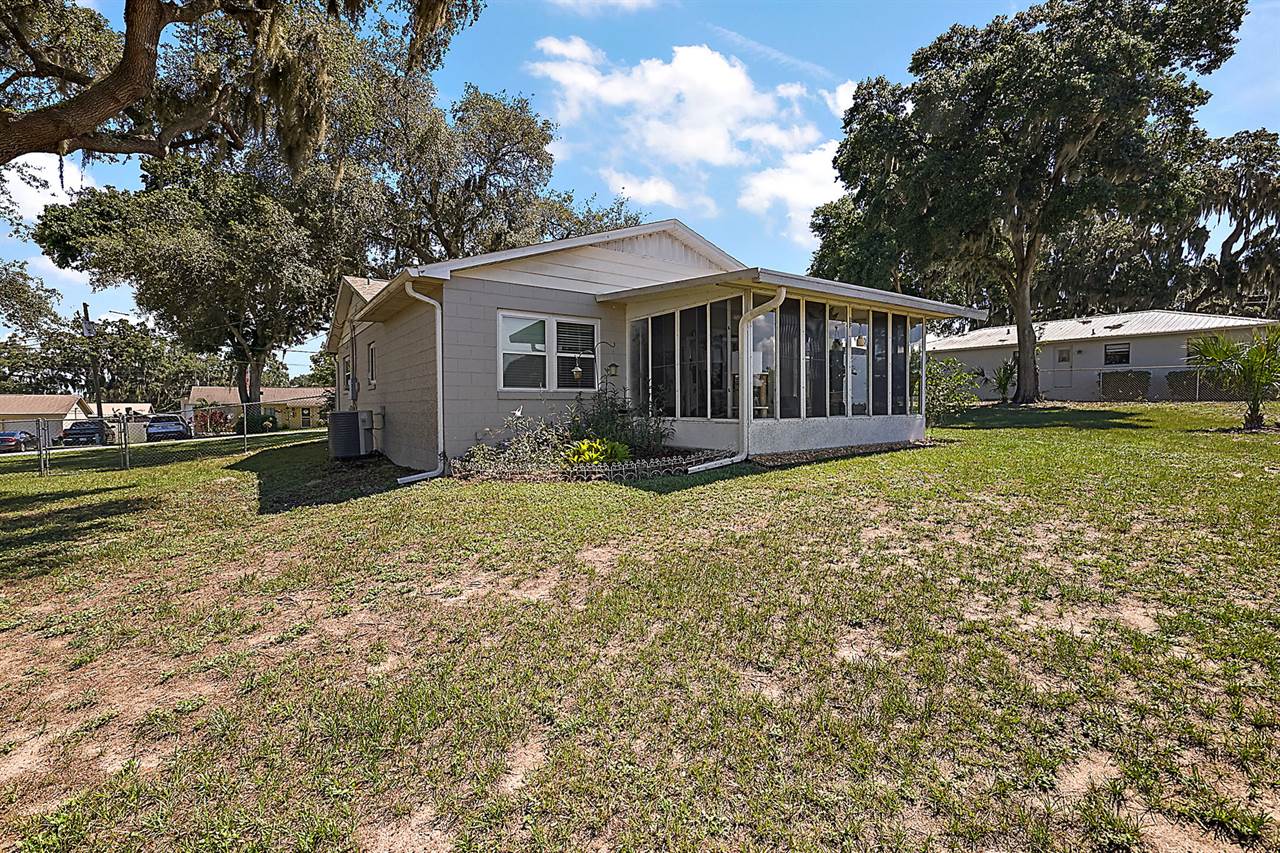 13814 Adams St, Grand Island, FL 32735
