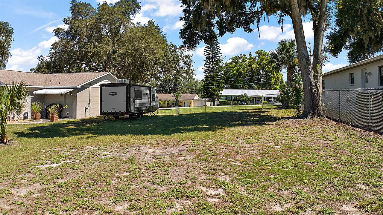 13814 Adams St, Grand Island, FL 32735