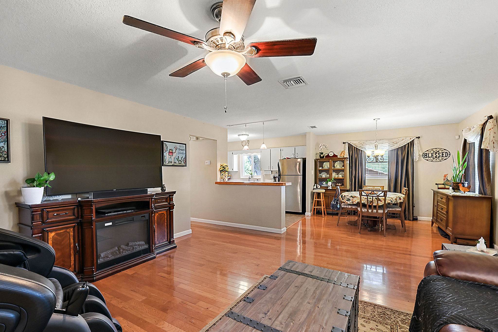 13814 Adams St, Grand Island, FL 32735