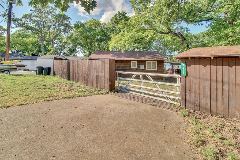 302 West Lake Drive, Weatherford, TX 76087