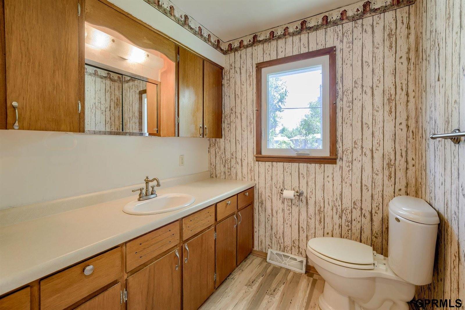 1221 Robin Drive, Bellevue, NE 68005