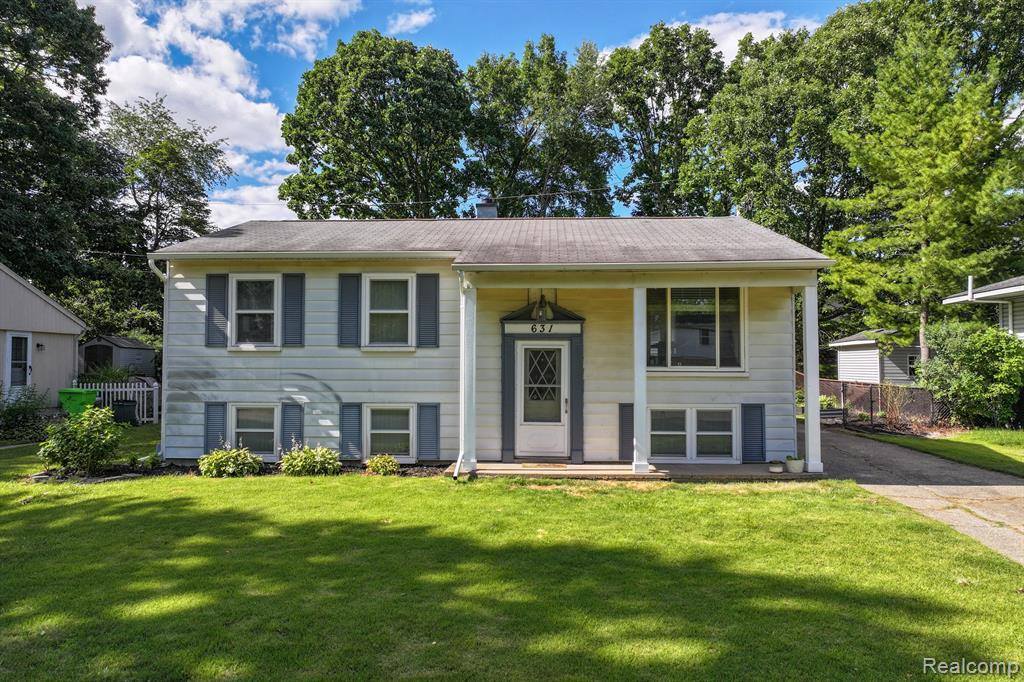 631 Norchester Street, South Lyon, MI 48178