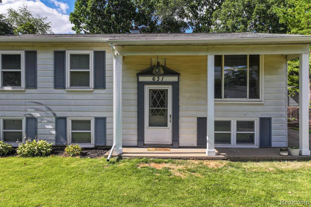 631 Norchester Street, South Lyon, MI 48178