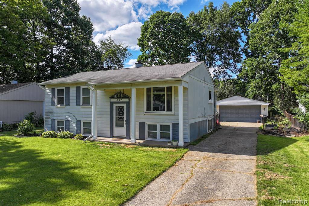 631 Norchester Street, South Lyon, MI 48178