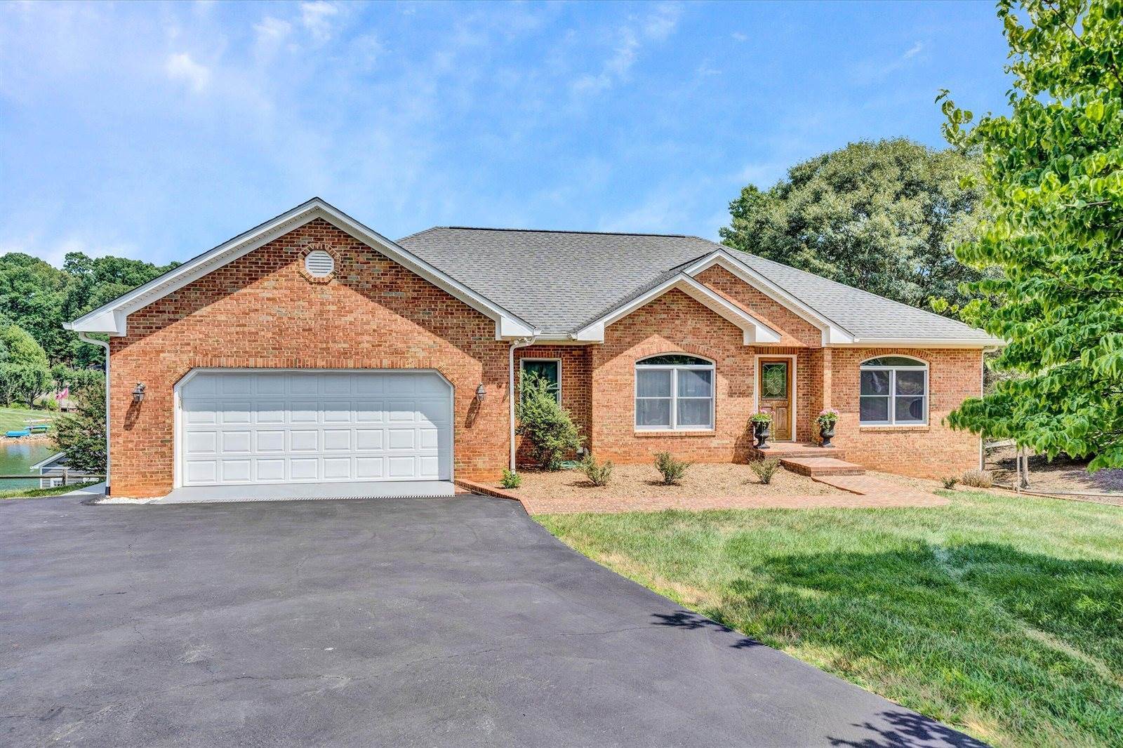 559 Boxwoodgreen Dr, Wirtz, VA 24184