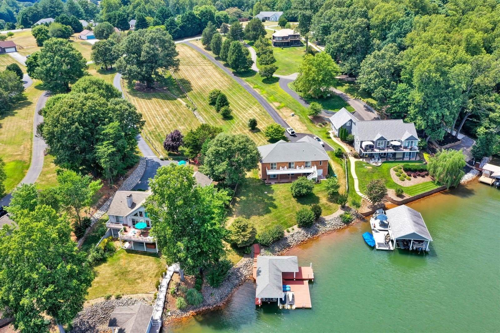 559 Boxwoodgreen Dr, Wirtz, VA 24184