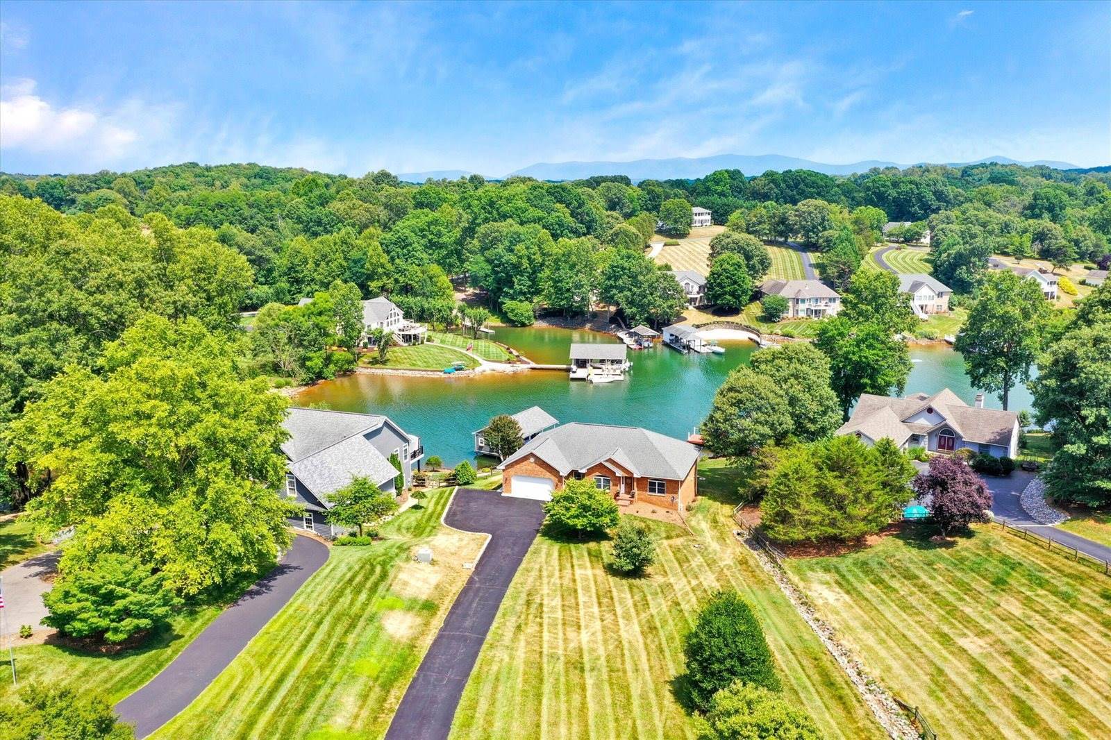 559 Boxwoodgreen Dr, Wirtz, VA 24184