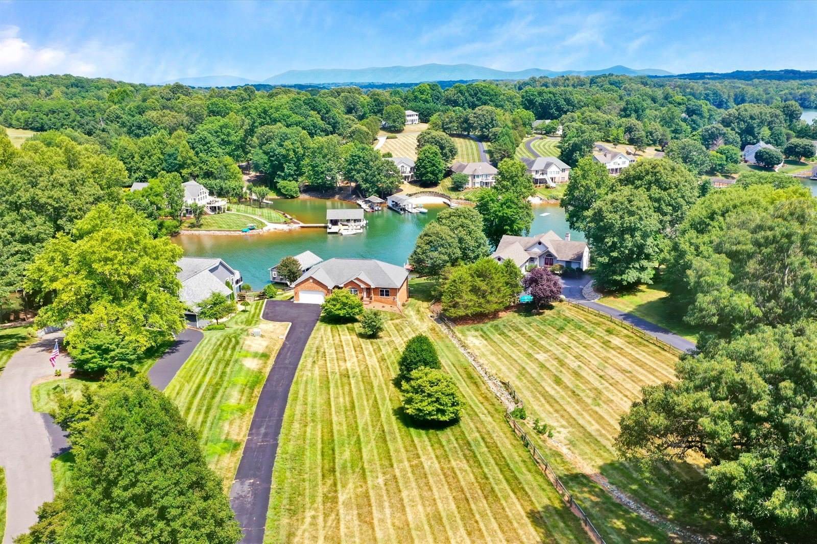 559 Boxwoodgreen Dr, Wirtz, VA 24184