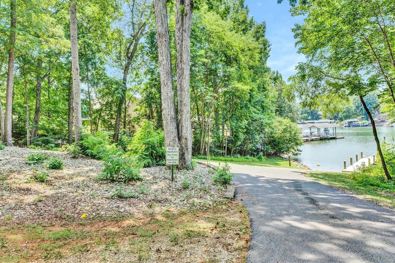 559 Boxwoodgreen Dr, Wirtz, VA 24184