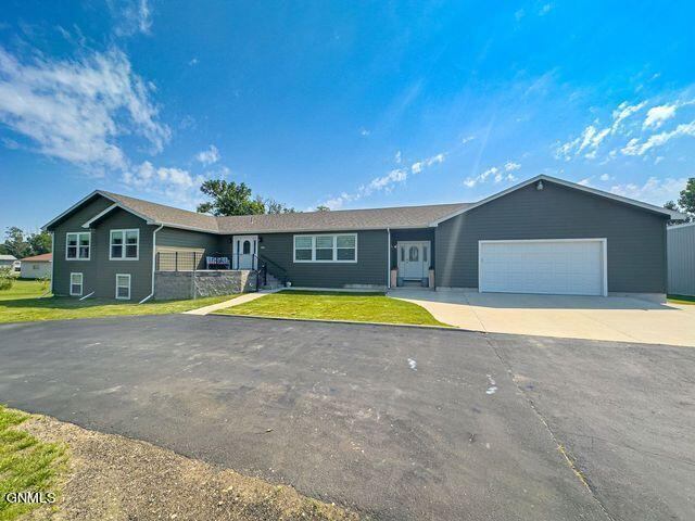 3906 3rd Avenue East, Williston, ND 58801